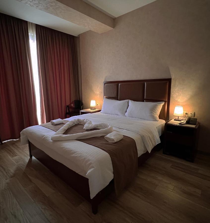 Aura Hotel Tbilisi Buitenkant foto