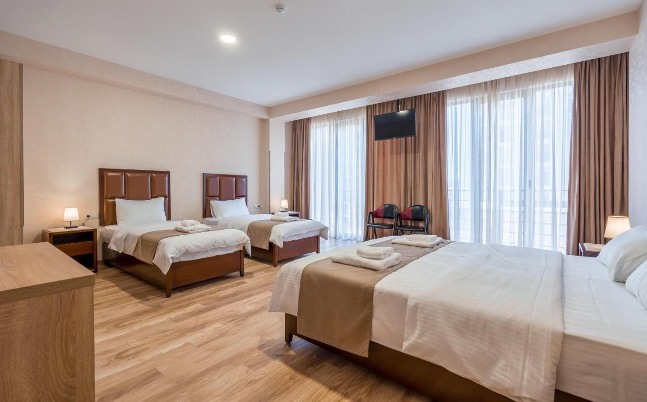 Aura Hotel Tbilisi Buitenkant foto