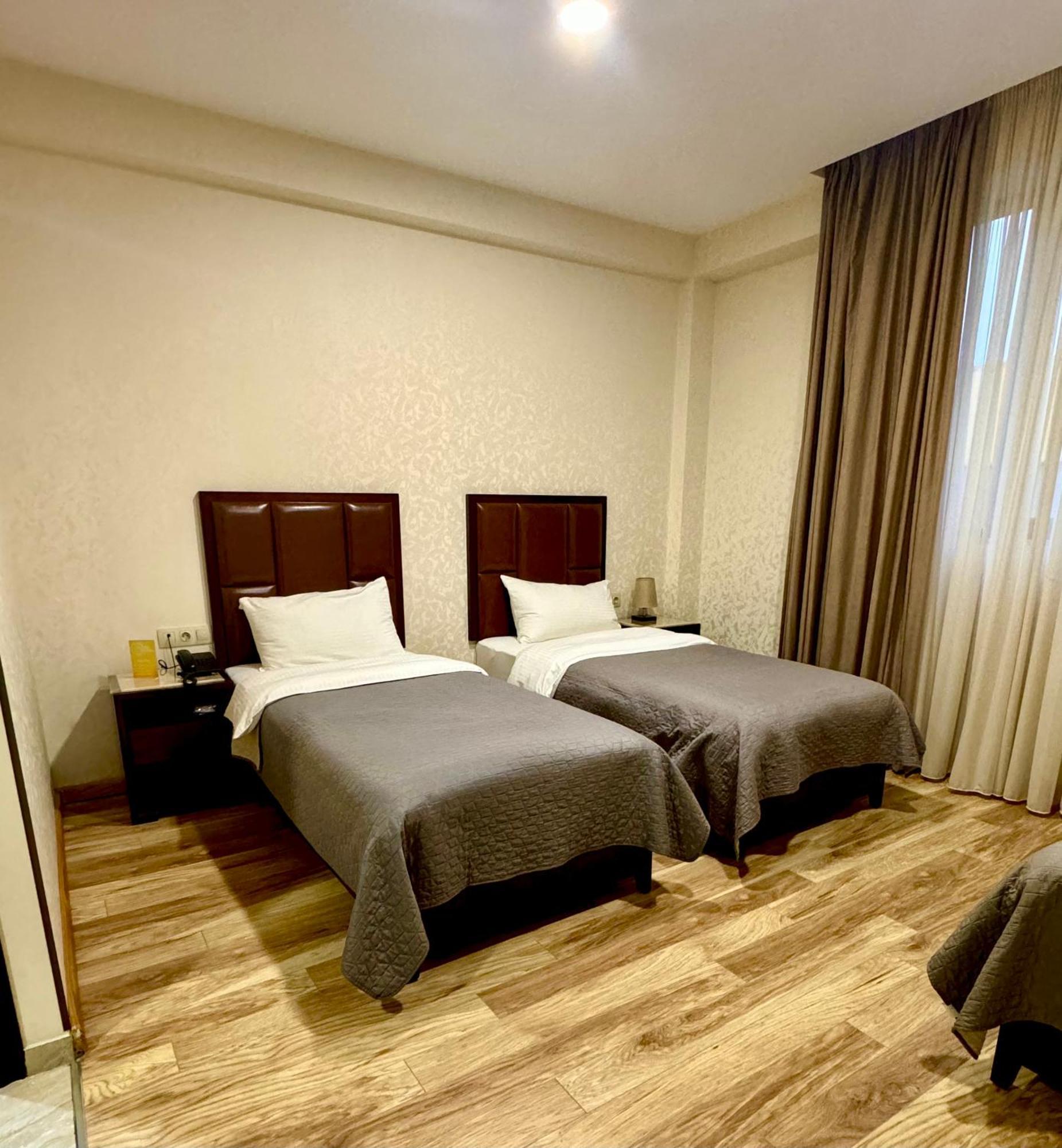Aura Hotel Tbilisi Buitenkant foto