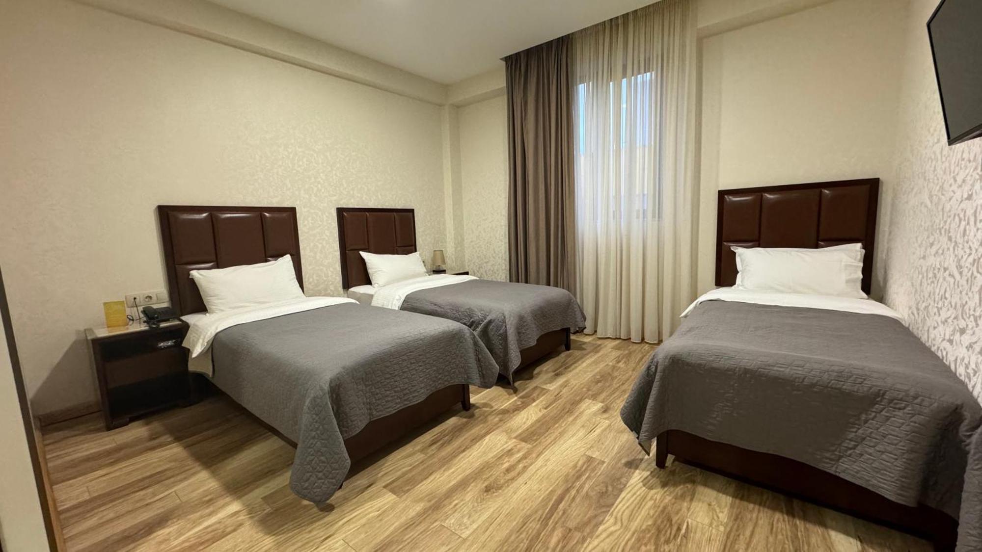Aura Hotel Tbilisi Buitenkant foto